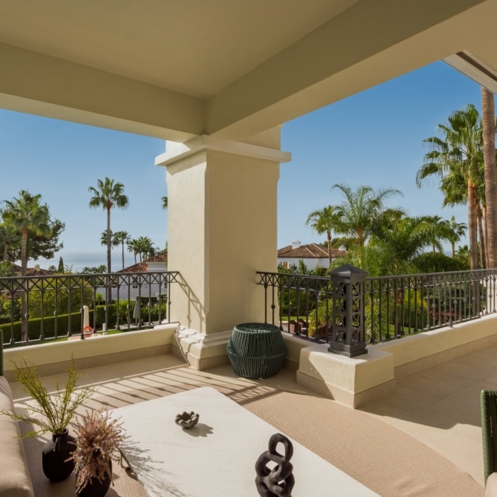 Refurbished apartment with sea views in Altos Reales, Marbella Picture