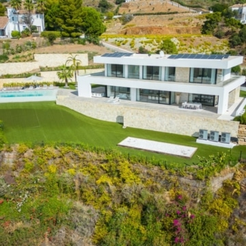 A villa with spectacular sea views in a gated community of Monte Mayor, Benahavís Picture 14