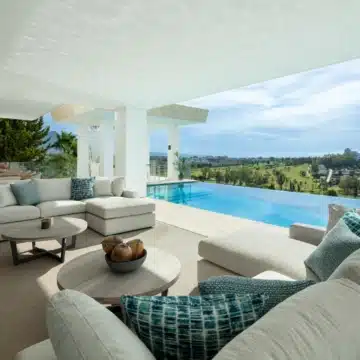 Contemporary villa with magnificent views in El Paraiso, Estepona Picture 8