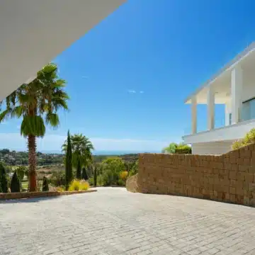 Contemporary villa with magnificent views in El Paraiso, Estepona Picture 23