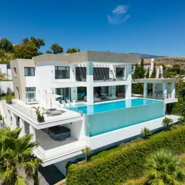 Contemporary villa with magnificent views in El Paraiso, Estepona Picture 29