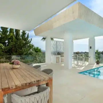 Contemporary villa with magnificent views in El Paraiso, Estepona Picture 9