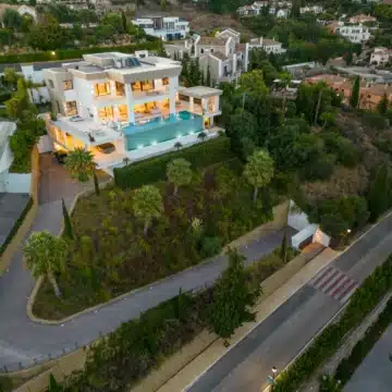 Contemporary villa with magnificent views in El Paraiso, Estepona Picture 30