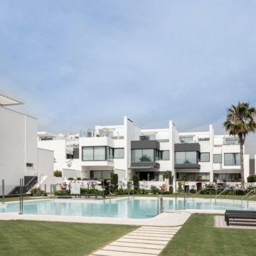 Modern contemporary frontline beach townhouse in Estepona Picture 15