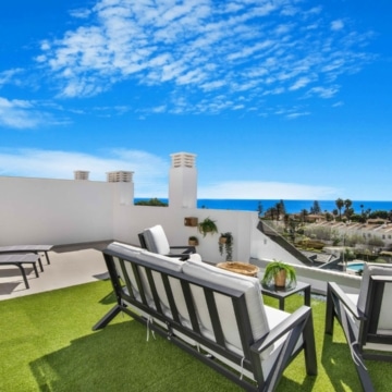 Elegant and unique beach penthouse with panoramic views in Estepona Picture 1