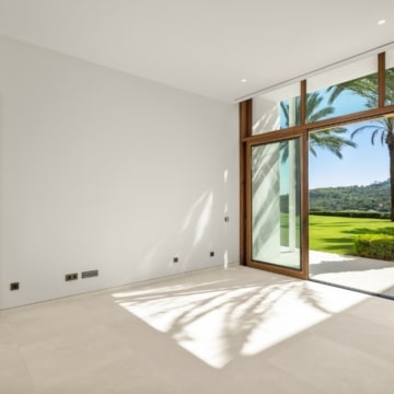 Exceptional golfside residence set on generous plot in Finca Cortesin Golfside Picture 11