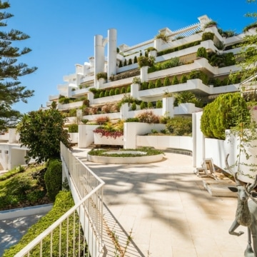 Exquisite elevated ground floor apartment in Las Lomas del Marbella Club, Marbella Golden Mile Picture 11