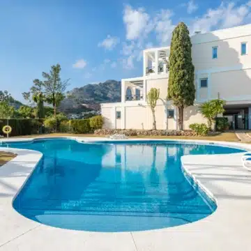 Stunning 3 bedroom completely refurbished garden apartment in La Quinta, Benahavis Picture 16