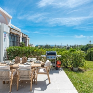 Stunning 3 bedroom completely refurbished garden apartment in La Quinta, Benahavis Picture 2