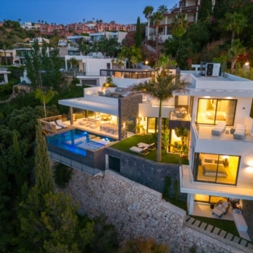 Newly built exquisite modern villa situated in the prestigious El Herrojo, Benahavis Picture 35