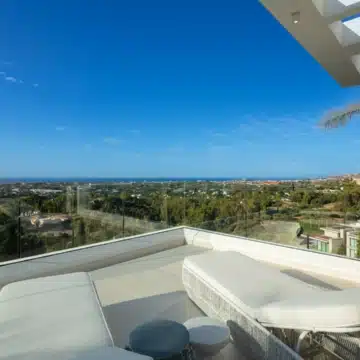 Newly built exquisite modern villa situated in the prestigious El Herrojo, Benahavis Picture 6