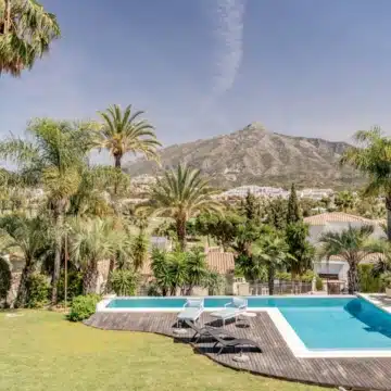 Spectacular Andalusian style villa with breathtaking views in Las Brisas, Marbella Picture 14