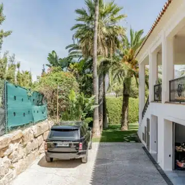 Spectacular Andalusian style villa with breathtaking views in Las Brisas, Marbella Picture 15