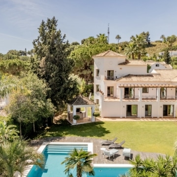 Spectacular Andalusian style villa with breathtaking views in Las Brisas, Marbella Picture 19