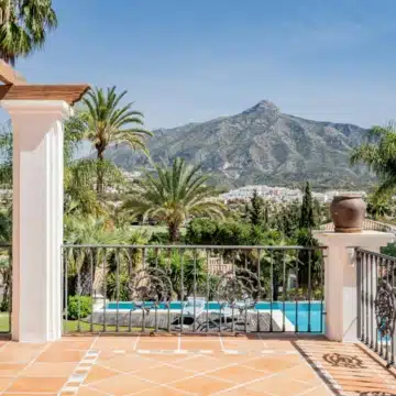 Spectacular Andalusian style villa with breathtaking views in Las Brisas, Marbella Picture 1