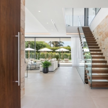 Contemporary luxury villa in tropical garden of San Pedro De Alcantara, Marbella Picture 2