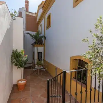 A modern contemporary townhouse nestled in the sought after urbanisation of La Heredia, Benahavis Picture 5