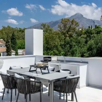 Modern living townhouse in the heart of Nueva Andalucia, Marbella Picture 1