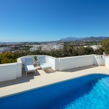 Southwest-facing modern villa breathtaking panoramic views in Nueva Andalucia Picture 20