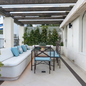 Elegant contemporary style penthouse in a prime location of La Heredia, Benahavis Picture 11