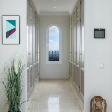 Elegant contemporary style penthouse in a prime location of La Heredia, Benahavis Picture 21