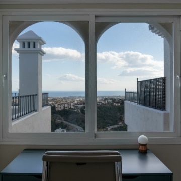 Elegant contemporary style penthouse in a prime location of La Heredia, Benahavis Picture 35