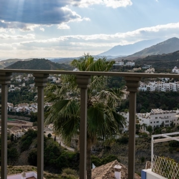 Elegant contemporary style penthouse in a prime location of La Heredia, Benahavis Picture 38