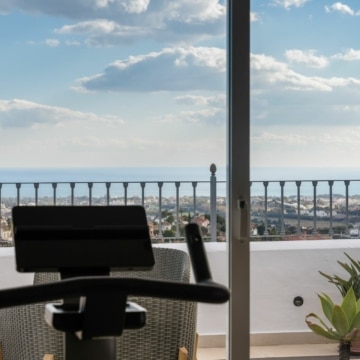 Elegant contemporary style penthouse in a prime location of La Heredia, Benahavis Picture 41