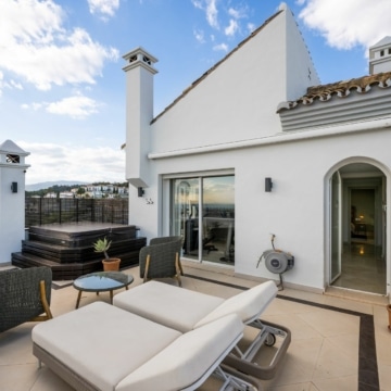 Elegant contemporary style penthouse in a prime location of La Heredia, Benahavis Picture 43