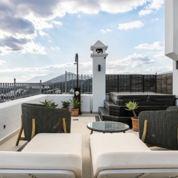 Elegant contemporary style penthouse in a prime location of La Heredia, Benahavis Picture 42