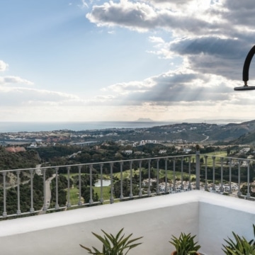 Elegant contemporary style penthouse in a prime location of La Heredia, Benahavis Picture 44