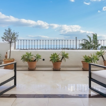 Elegant contemporary style penthouse in a prime location of La Heredia, Benahavis Picture 9