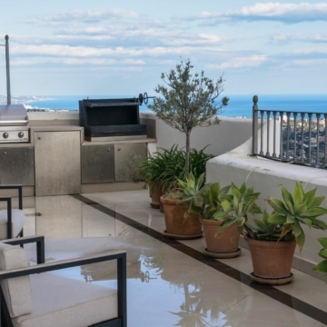Elegant contemporary style penthouse in a prime location of La Heredia, Benahavis Picture 10