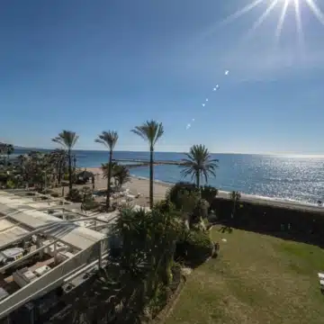 Front line beach apartment in La Herradura, Puerto Banus Picture 12