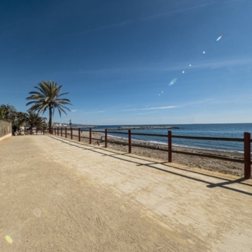 Front line beach apartment in La Herradura, Puerto Banus Picture 35