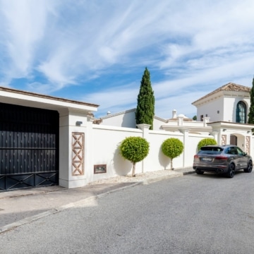 Beautiful large family villa in the gated community of El Herrojo Alto, Benahavis Picture 59