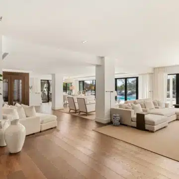 A spectacular renovated frontline golf villa in Nueva Andalucia, Marbella Picture 6