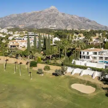 A spectacular renovated frontline golf villa in Nueva Andalucia, Marbella Picture 30