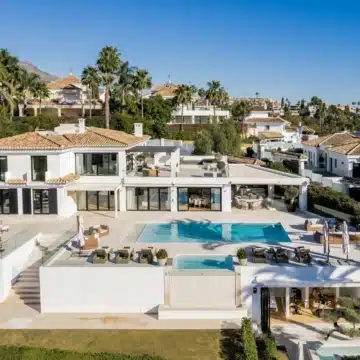 A spectacular renovated frontline golf villa in Nueva Andalucia, Marbella Picture 31