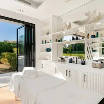 A spectacular renovated frontline golf villa in Nueva Andalucia, Marbella Picture 36