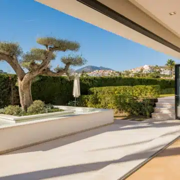 A spectacular renovated frontline golf villa in Nueva Andalucia, Marbella Picture 37