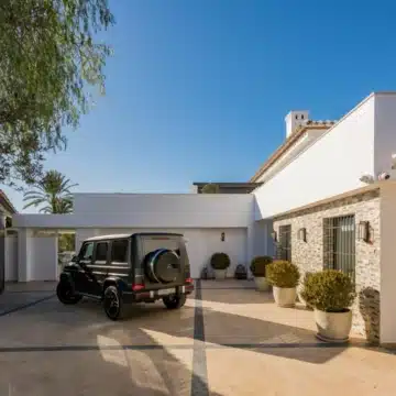 A spectacular renovated frontline golf villa in Nueva Andalucia, Marbella Picture 38