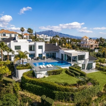 Contemporary style villa with panoramic sea views in Los Flamingos golf resort, Benahavis Picture 19