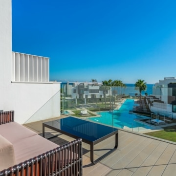 Modern luxury townhouse with sea and mountain views in frontline beach residence, Estepona Picture 11