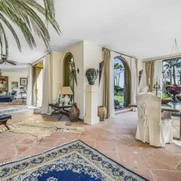 Enchanting villa with stunning sea views in a serene location of Estepona Picture 9