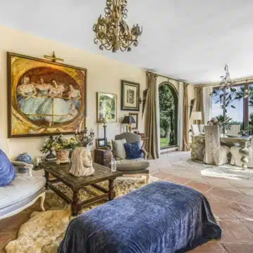 Enchanting villa with stunning sea views in a serene location of Estepona Picture 14