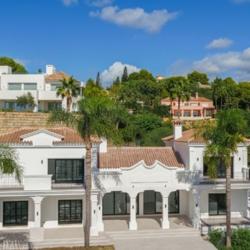 Extraordinary villa with breathtaking sea views in El Paraiso, Estepona Picture 16