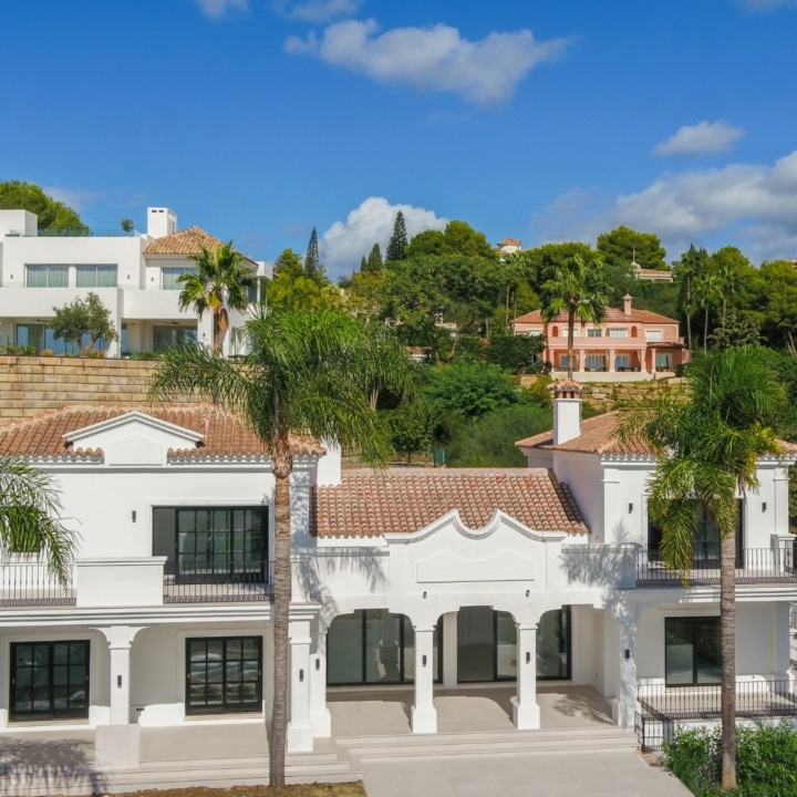 Extraordinary villa with breathtaking sea views in El Paraiso, Estepona Picture