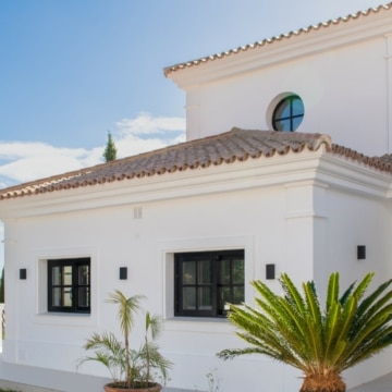 Extraordinary villa with breathtaking sea views in El Paraiso, Estepona Picture 10