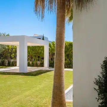 Contemporary Luxury villa in a prestigous gated community in Los Olivos, Nueva Andalucia Picture 18